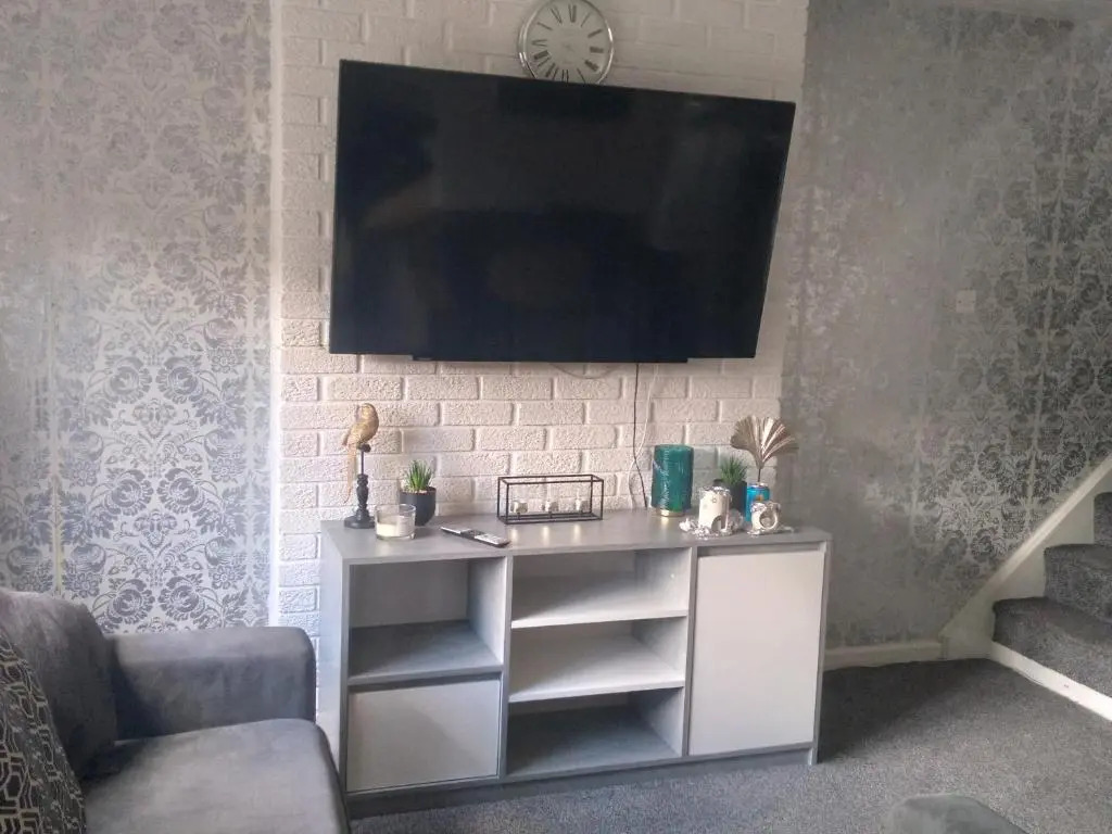 2 Bed House - Sleeps 4 - Pets - Garden - Parking