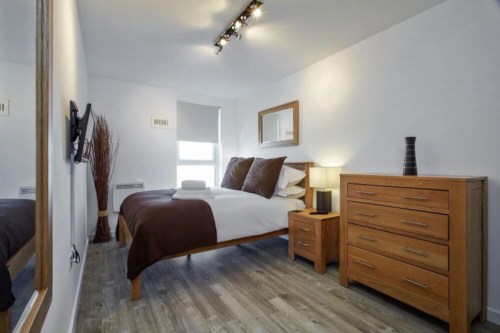 New Central Woking 1 and 2 Bedroom Apartments with Free Gym, close to Train Station