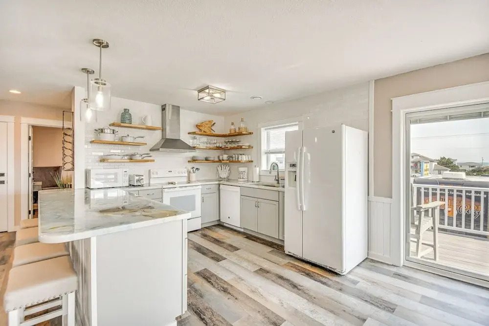 Bright Kitty Hawk Home w/ Hot Tub, Walk to Beach!
