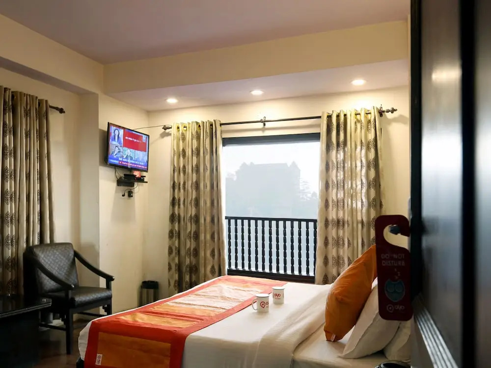 OYO Rooms 055 Mall Rd Tourism Lift