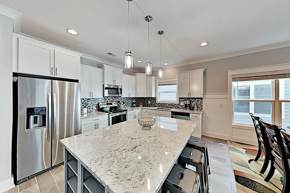 Stylish In Gated Community - Walk To Beach! 5 Bedroom Home