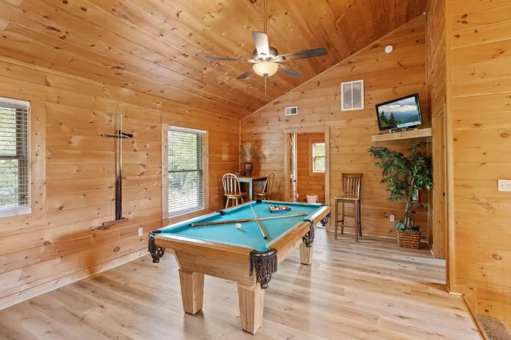 Mountain view 5 bdrm Gatlinburg Cabin near downtown Arts