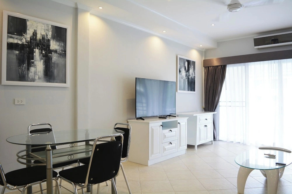 Modern Pool-view 1-bedroom Condo With Large Balcony - Baan Suan Jomtien