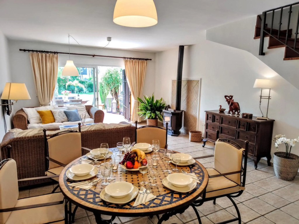 BEACHFRONT Spacious House with Pools, Bathtubs, Garden, Sea View