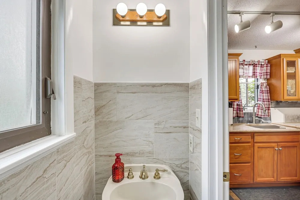 Quaint Bristol Townhome ~ 14 Mi to West Hartford!