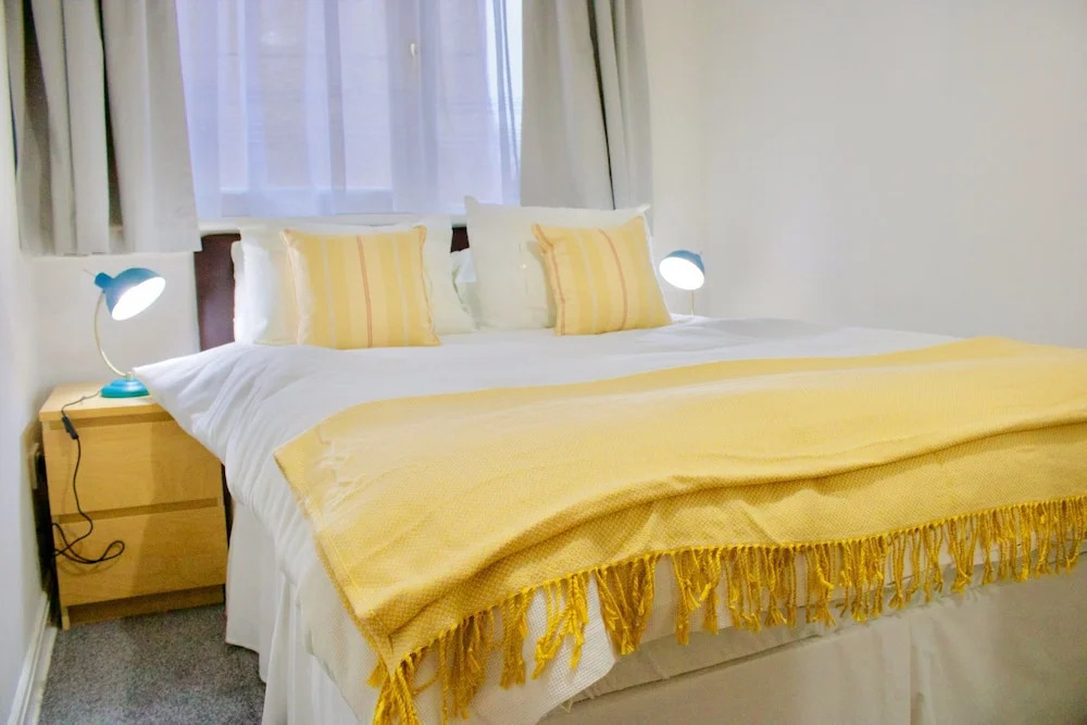 2 Bedroom Modern Home Sleeps 4