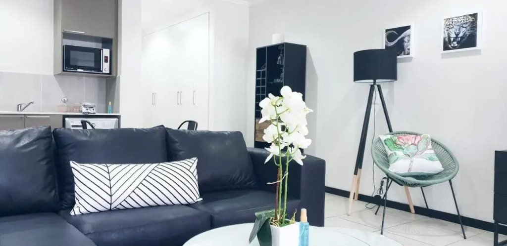 Secure, Self-Catering Studio in Sunninghill, Sandton