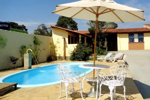 Pousada Luz do Sol, com piscina, quartos amplos e confortáveis no centro de Carrancas