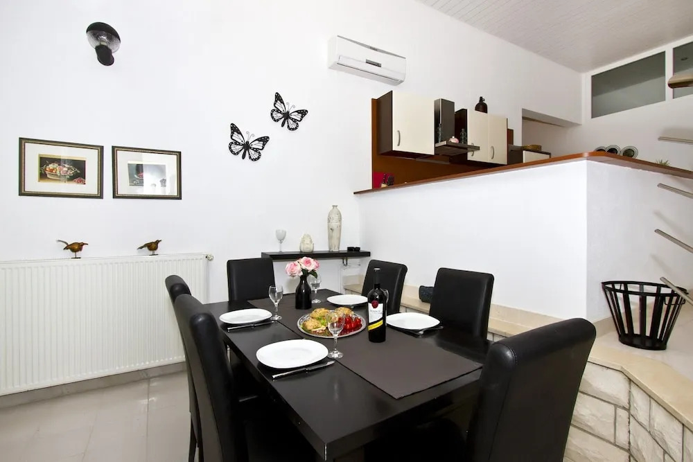 Luxury Apartment With Pool, Large Patio & sea View