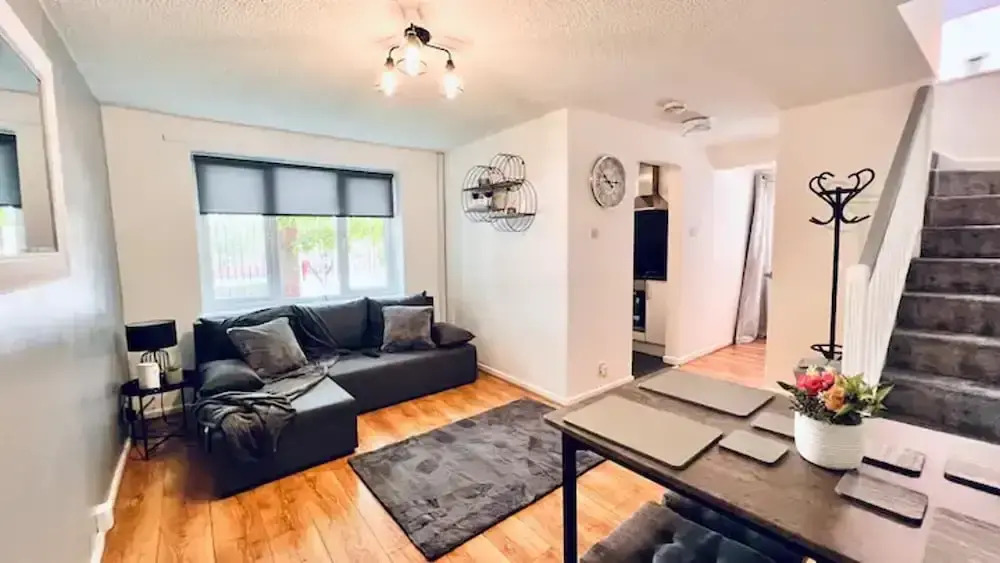 Stylish Townhouse With Free Parking in Liverpool