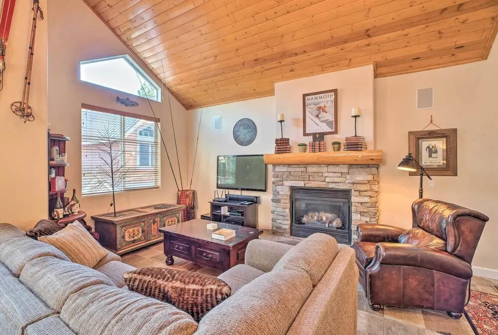 Mammoth Lakes Townhome - 10-Min Walk to Village