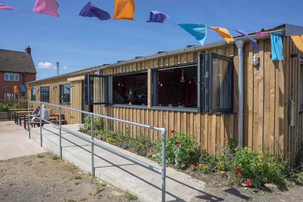 1 Bed Shepherds Hut - Sleeps 2 -Wood Fired Hot Tub