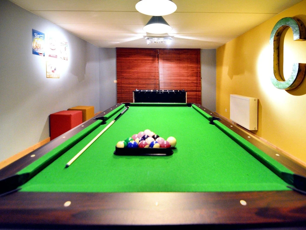 Luxurious Villa with Sauna, Hot Tub, Recreation Room, Large Enclosed Garden