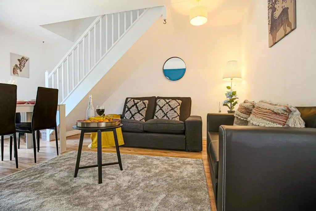 Cosy House - 7 minutes drive to City Centre - Fast Wifi, Smart TV with Netflix, Free Parking and Private Garden by Yoko Property