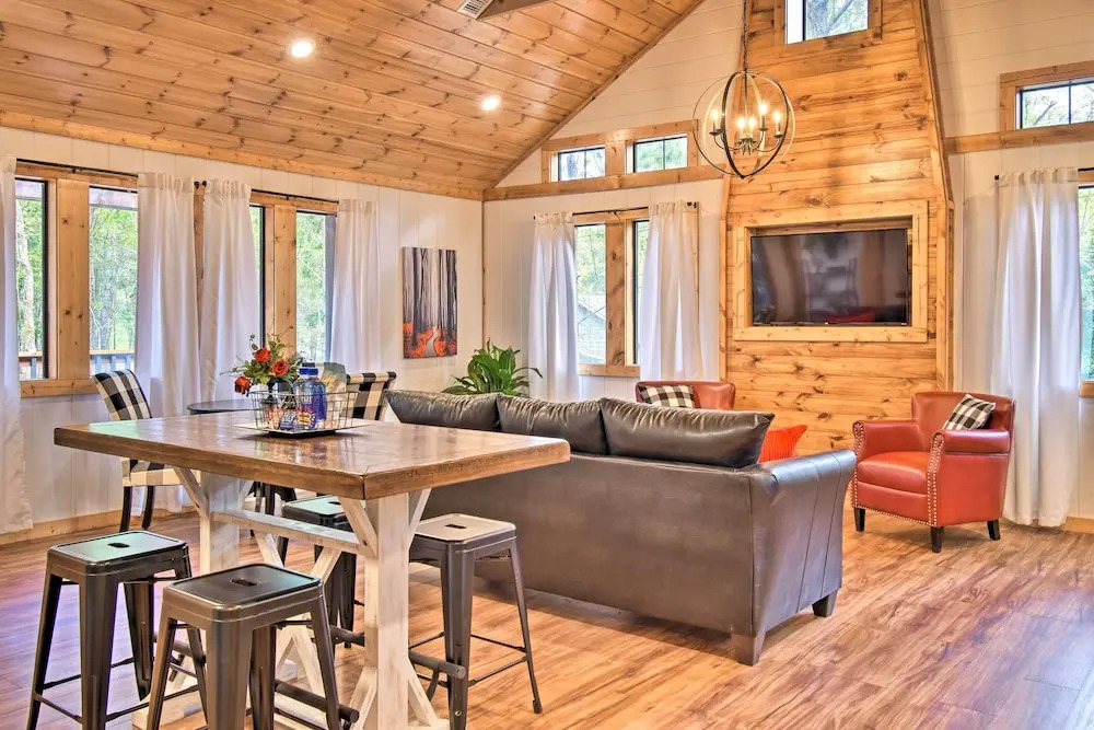 Modern Broken Bow Cabin: Large Deck, BBQ & Pergola