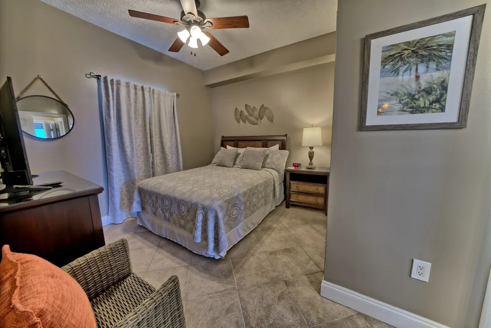 Luxurious High-Rise Condo with Spacious Balcony Facing the Ocean - Unit 1805 by RedAwning