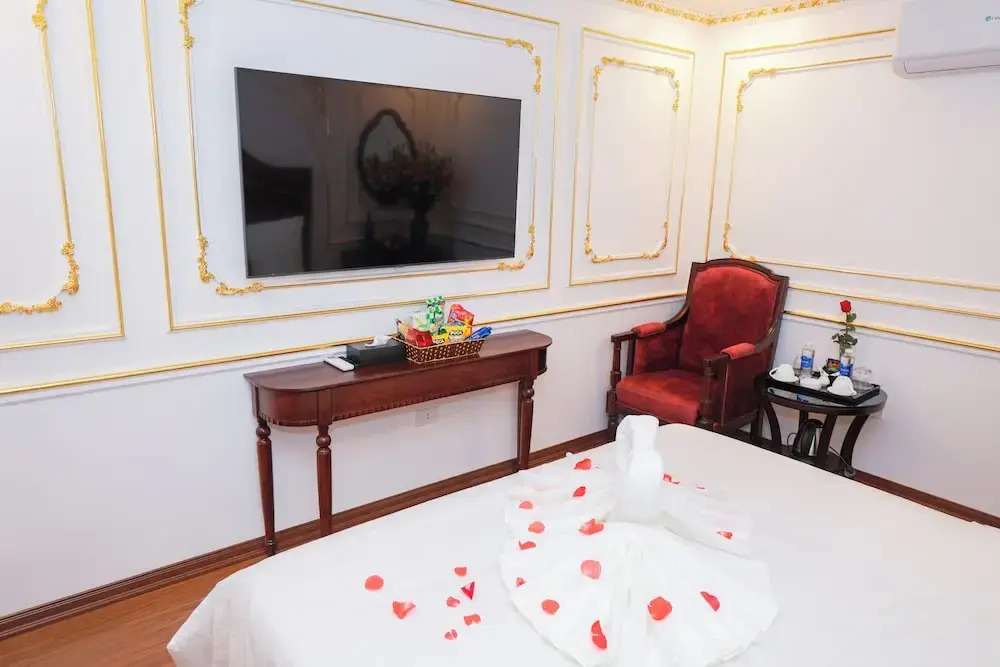 Royal Hotel Trâu Quỳ