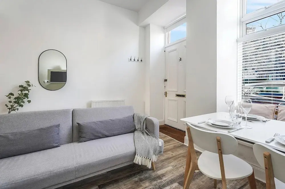 Modern - 2BR Flat Near Easter Road Stadium