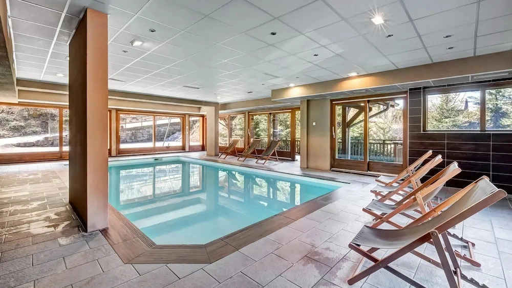 Couple Getaway With Mountain View
