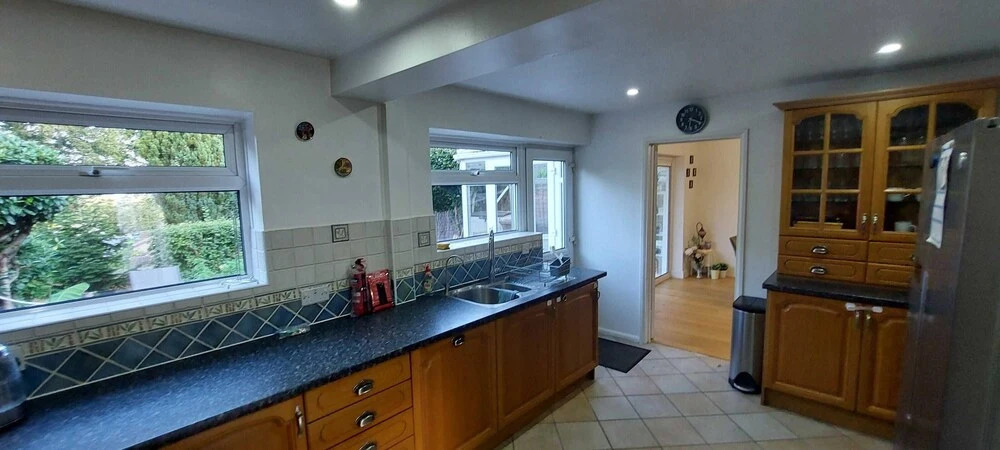 Luxury 5 Bedroom 2 BA House with Parking