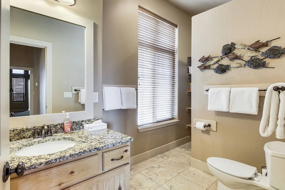 Cabin w/ Beach Access, Sport Court, Hot Tub & View
