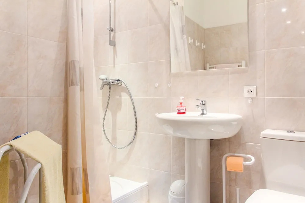 Large Apt 20M Terrace FREE PARKING BEACH