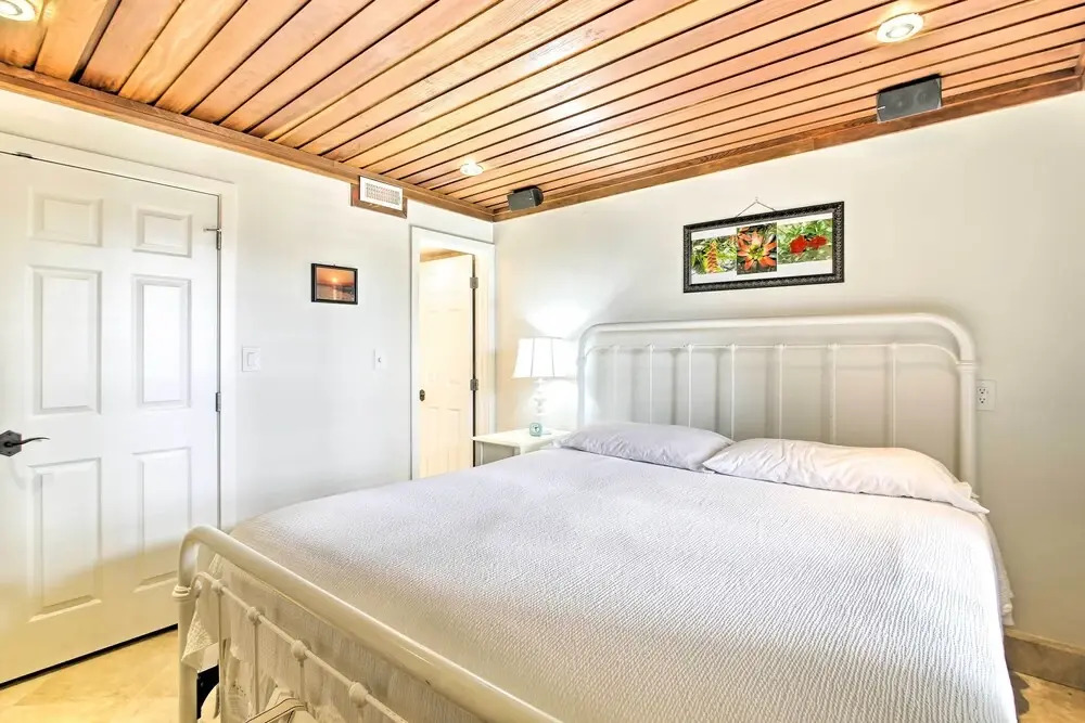 Modern Beachfront Condo w/ Pool & Beach Access!