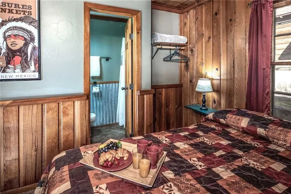 Apache Village 5, Queen Bed, Midtown, Sleeps 2