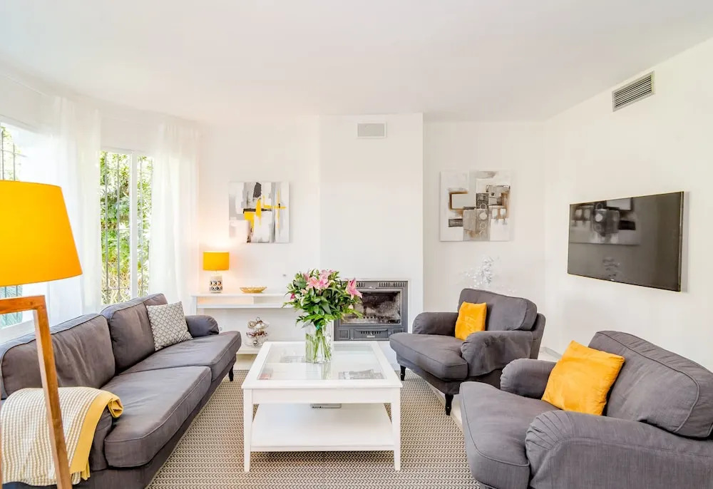 SE-Spacious townhouse in Nueva Andalucia Roomservice