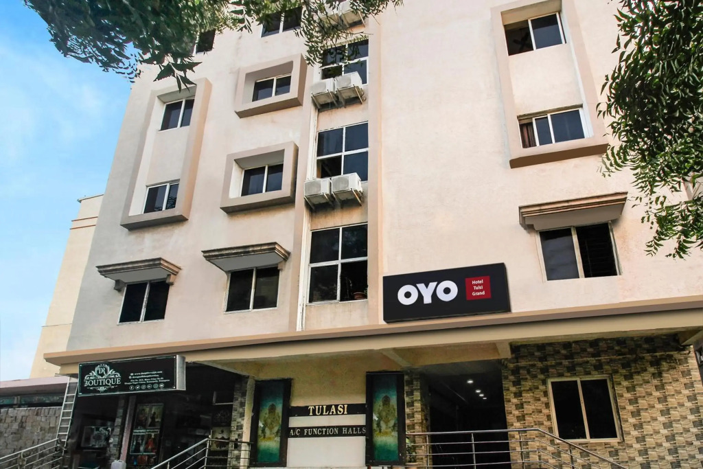 OYO 22736 Anuguna Tulasi Grand