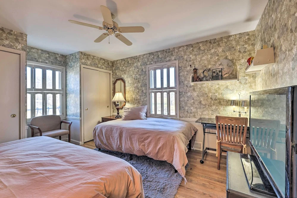 Cozy Kansas City Home w/ Yard - 9 Mi to Dtwn!