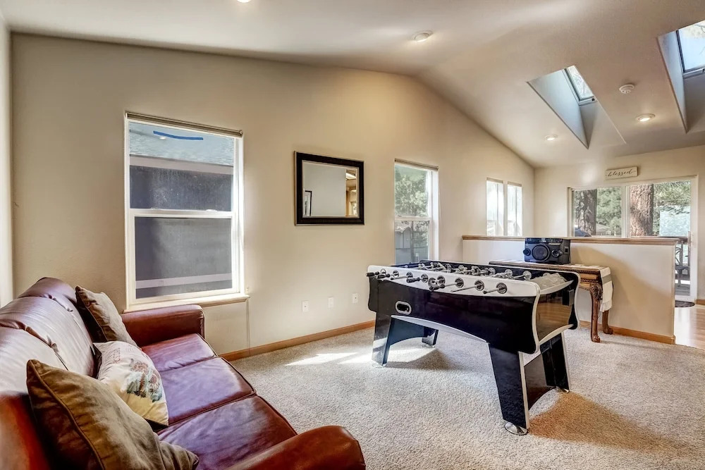 Montgomery Estates Bliss - Hot Tub, Pets, Family Fun!