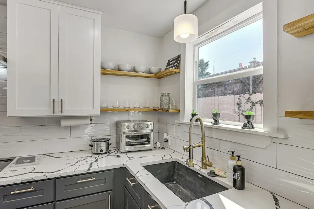 Pet-friendly Galveston Retreat < 1 Mi to Beaches!