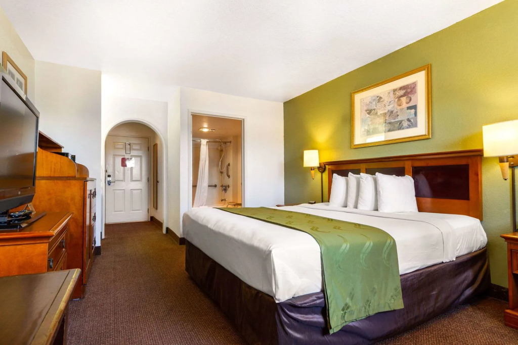 Auburn House Hotel