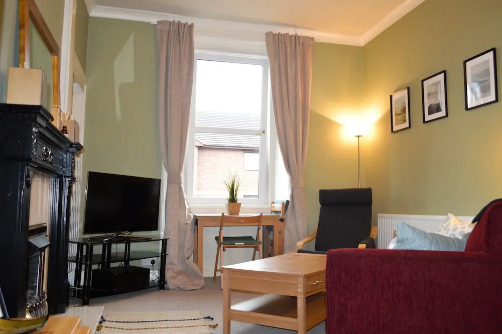 Colourful 1 Bedroom Apartment Near Edinburgh Centre