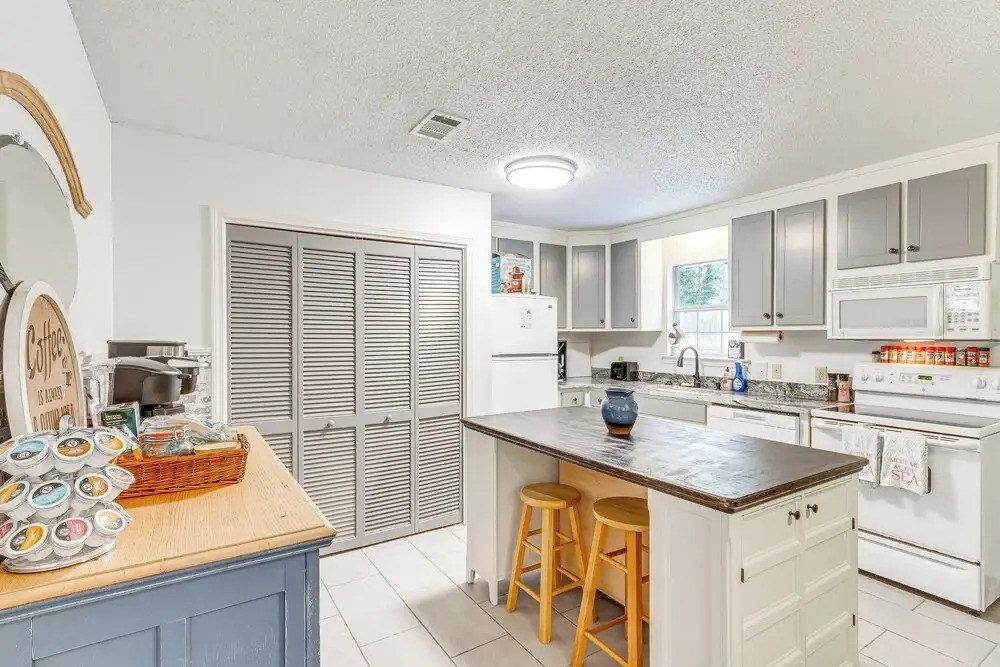 Updated Pensacola Getaway ~ 10 Mi to Beaches!