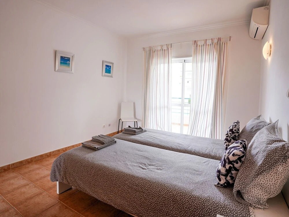 Excellent one Bedroom Apartment in Meia Praia, With Communal Pool