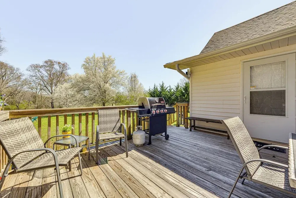 'the Farmhouse' in Fort Lawn w/ Fire Pit & Deck!