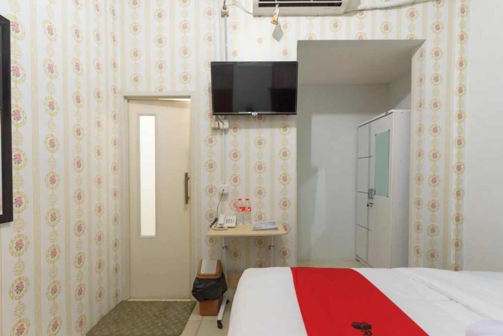 RedDoorz near City Walk Benhil