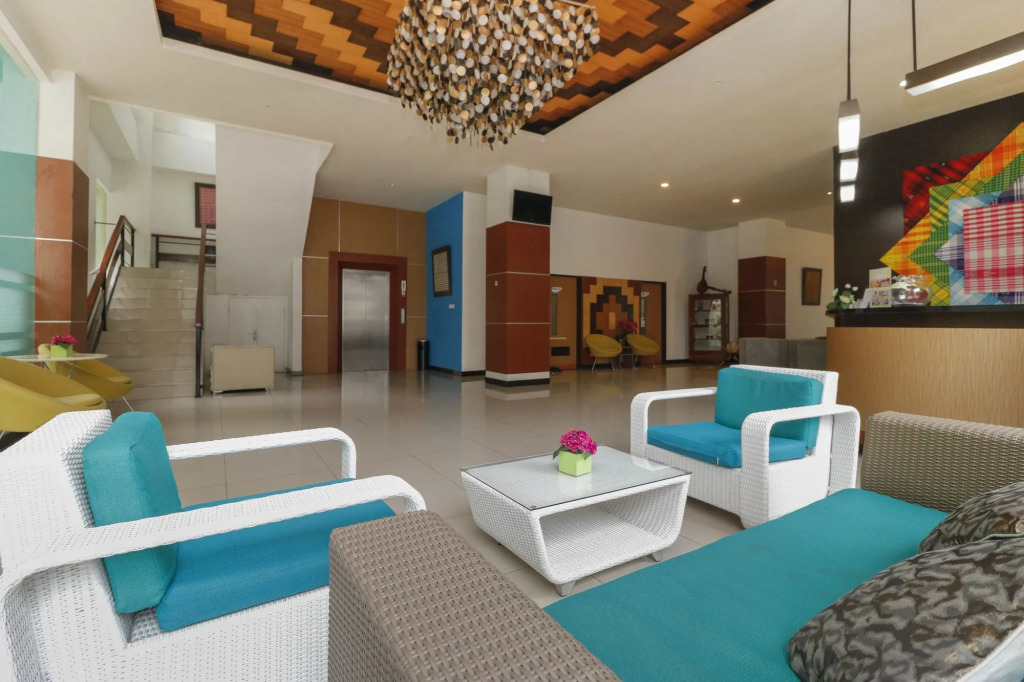 RedDoorz Plus near Pantai Losari
