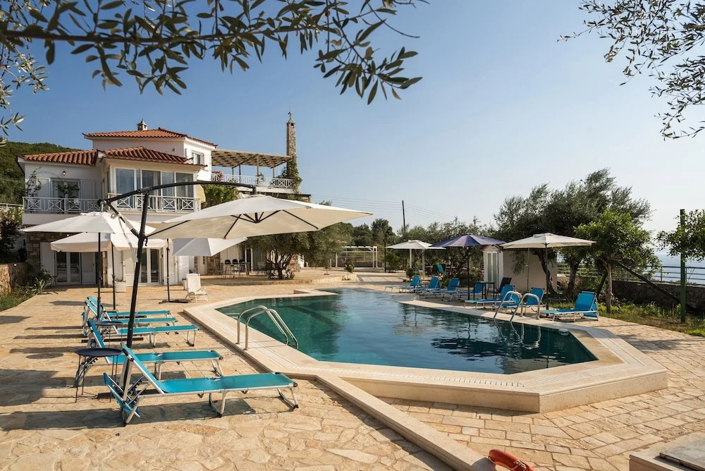 Home Love, stone house by the pool near the sea