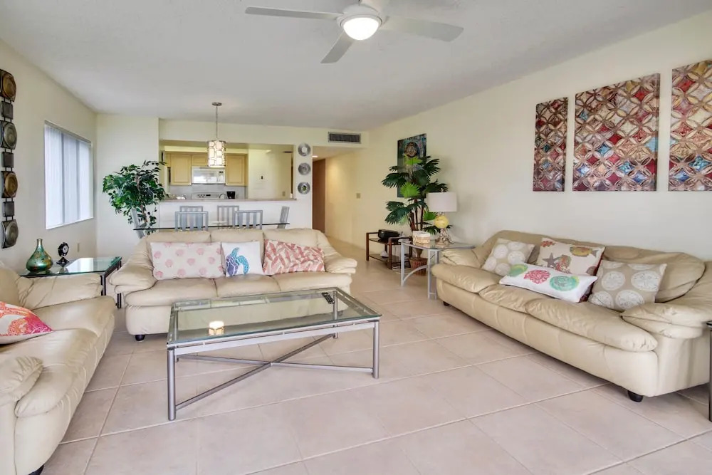 Land's End 207 Building 11 Beachfront / End Unit / Near Pool