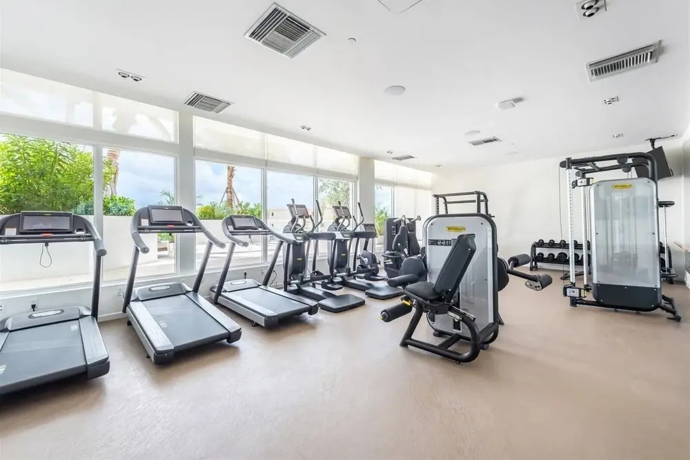 Top Fort Lauderdale Condo 7th Floor - Private and Sanitized, Hotel Amenities, Free Parking for Stays Over 27 Days, 400 ft From the Beach. Hosted by Super Host!