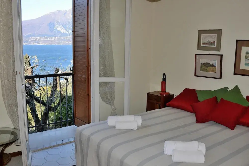 Villa Retr Alle Rossone - Sleeps 7 With Breathless Lake View in Torri del Benaco