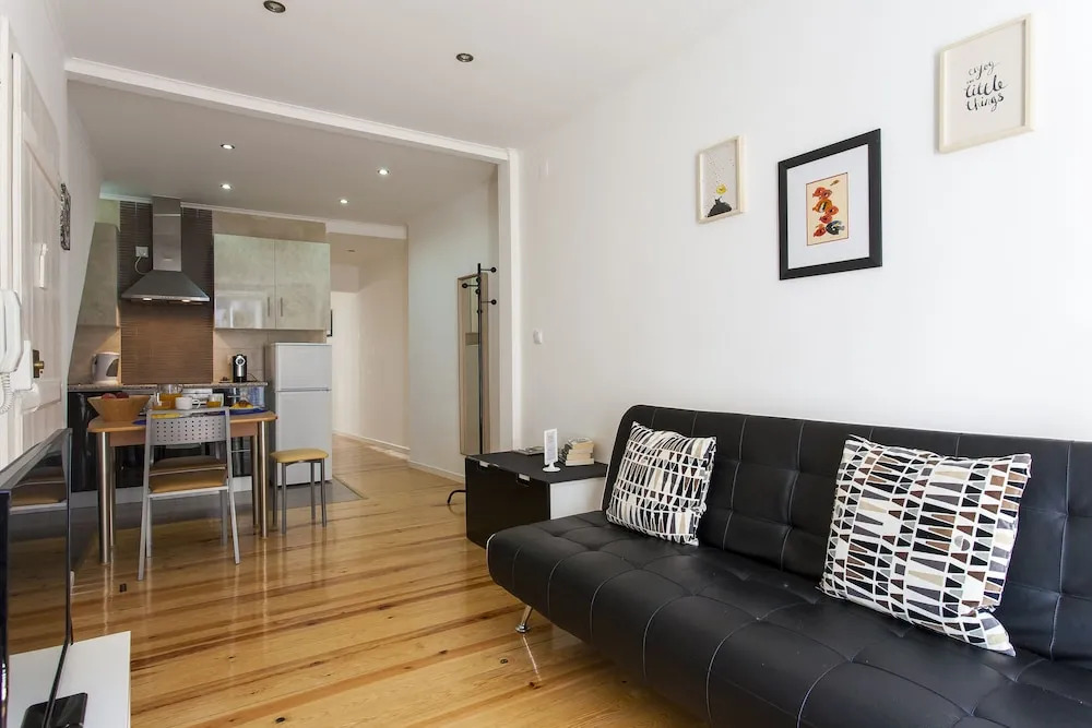 ALTIDO Cosy 1-bed flat w/balcony in Pena, close by subway, viewpoint&park
