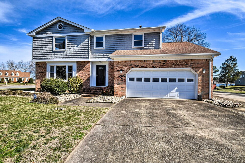 Spacious Chesapeake Home w/ Pool Table