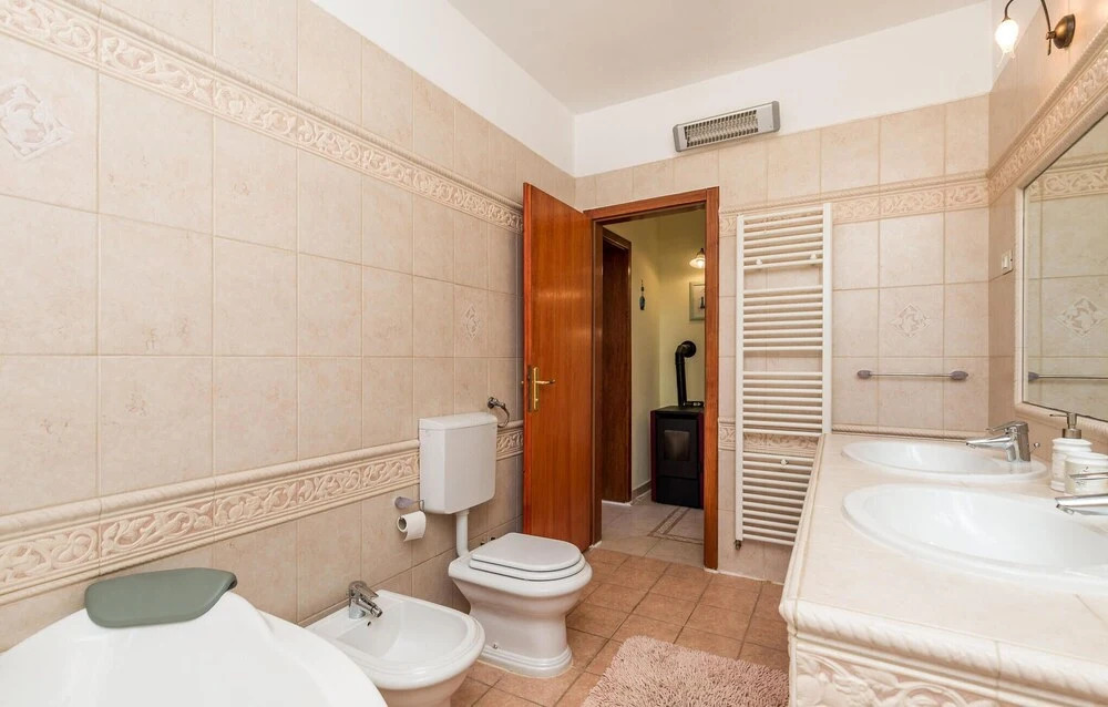 Awesome Home In Opric