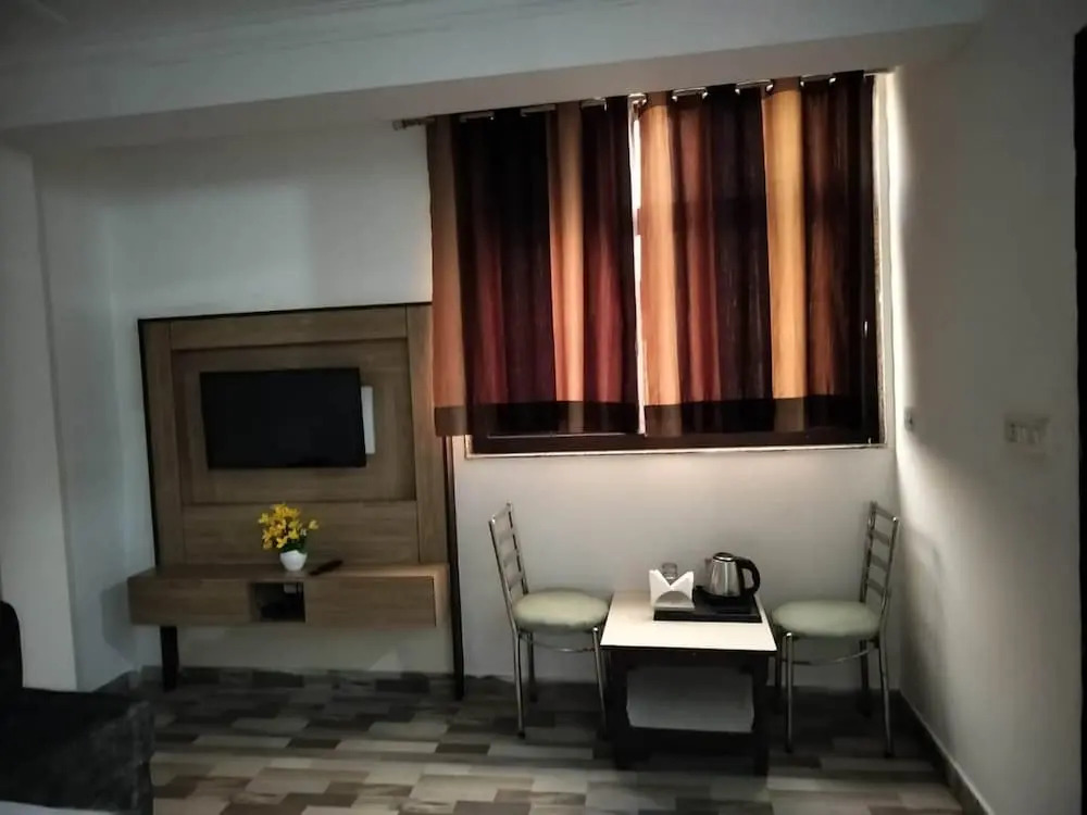 FabHotel Clink