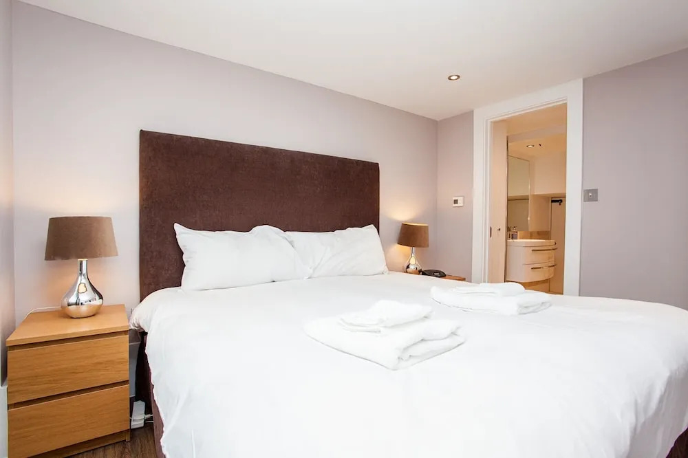 Contemporary 3 Bedroom Apartment In Battersea