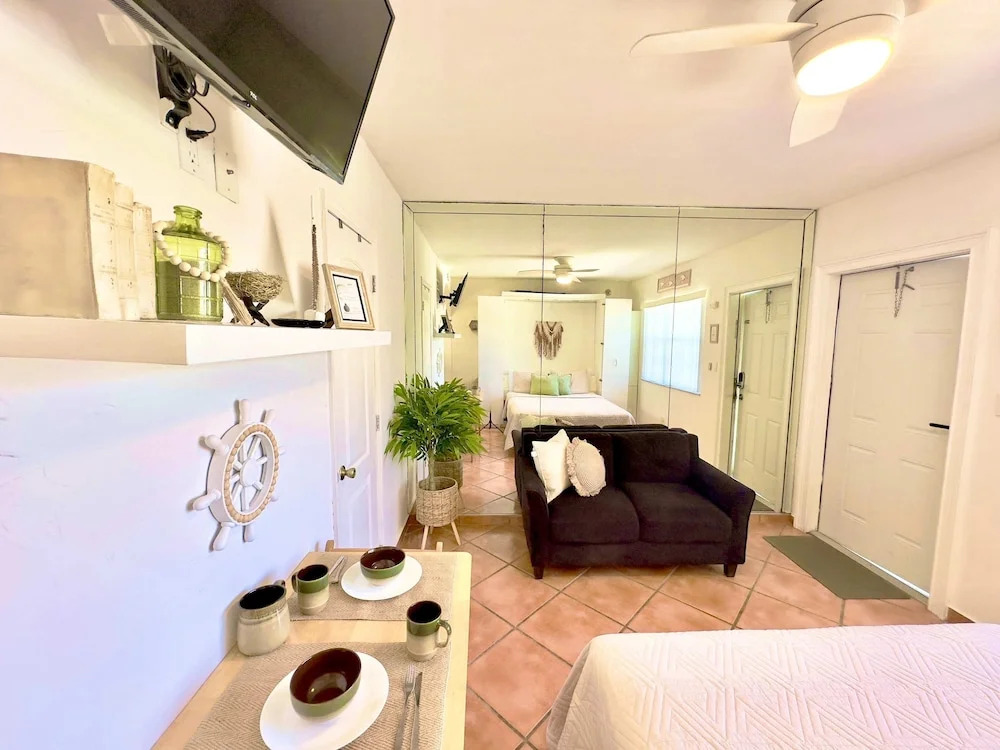 Beach Lover s Studio Apartment in Hollywood FL